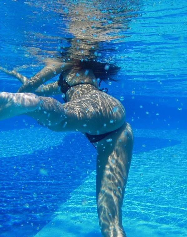 Женщины с голыми писями в душевой бассейна
