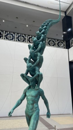 Do Ho Suh, Karma, (2010) je suis le fruit de siècles et de siècles d'évolution