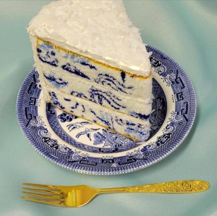 un gâteau assorti à l'assiette aux motifs bleus