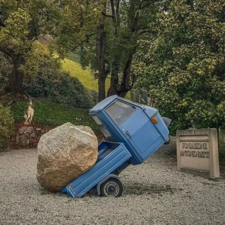 Jimmie Durham (American, 1940-2021) Senza Titolo (Apecar), 2021 scooter à plateau trois roues chargé d'un énorme rocher voiture ne renonce jamais à tes rêves