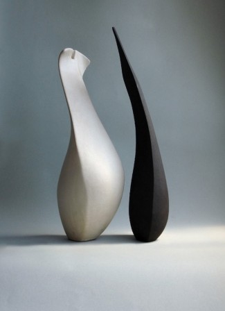 deux sculptures abstraites de couleur distincte aux formes fluides inclinées