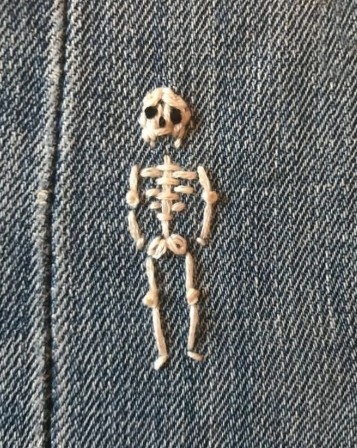 broderie gothique squelette mort comment personnaliser ses pantalons jeans