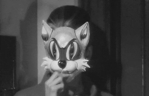 Audrey Hepburn retirant un masque de chat (ou loup) Diamants sur canapé (Breakfast at Tiffany's), Blake Edwards 1961
