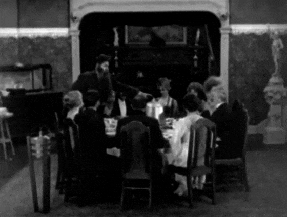 lorsque la cloche est levée de sur le plat principal à la table de fête autour de laquelle la famille est réunie, c'est un nouveau-né qui y est allongé