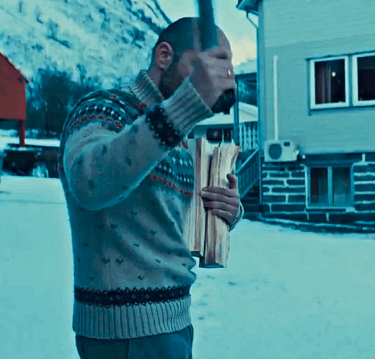 Fjord (2026) dir. Cristian Mungu SEBASTIAN STAN as MIHAI GHEORGHIU hache quand homme blanc couper du bois