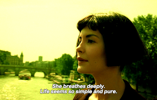 Amélie Poulain et sa coupe au carré rebondissant éternellement sur les ponts de Paris