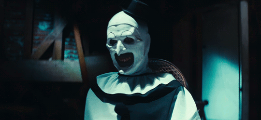 Terrifier 3 the clown David Howard Thornton clown blanc dans un rocking-chair