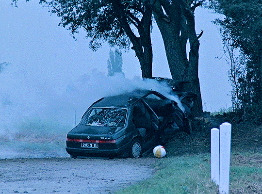 Three Color Blue (1993) dir. Krzysztof Kieślowski accident de voiture et toi tu fumes après l'amour