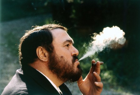 Luciano Pavarotti si à 50 ans tu ne sais pas faire des ronds de fumée tu as raté ta vie