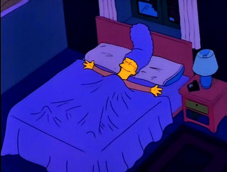 Marge Simpson s'étire, seule dans le grand lit