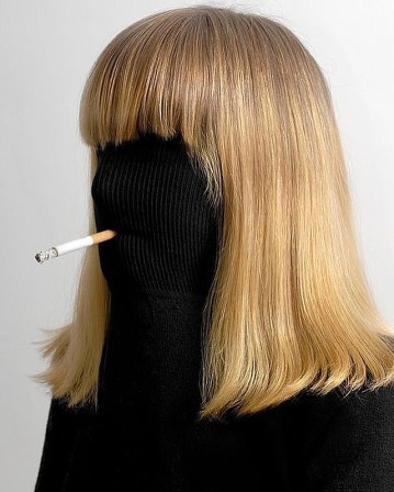 cagoule fumeuse journée des droits de la femme 8 mars le président rallumera la flamme de la blonde inconnue