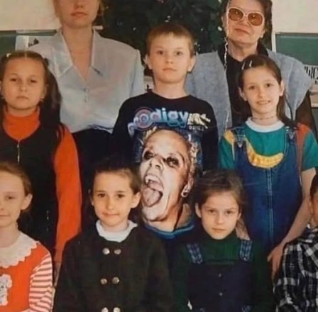photo de classe années 1990 t-shirt pirate du groupe de musique électronique The Prodigy avec le chanteur Keith Flint copains d'avant