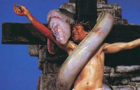 Le Repaire du ver blanc (The Lair of the White Worm), réalisé par Ken Russell et sorti en 1988 d'après Bram Stoker 1911 Jésus en croix et le ver blanc