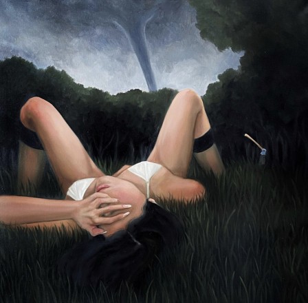 allongée dans l'herbe, une femme, la main sur les yeux, se caresse ; au loin, une tornade se rapproche