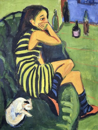 la tête appuyée sur sa main, une jeune femme en robe rayée jaune et noir, entre un chat blanc et deux bouteilles d'alcool posées sur la table