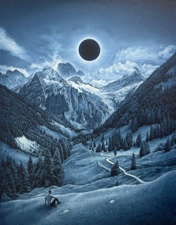 dans la montagne des origines, un homme assis contemple le soleil noir