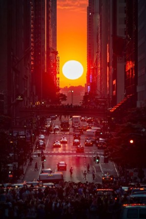 Manhattanhenge le soleil à New-York posé au bout de la rue.jpg, juin 2023