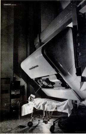 70 MeV electron synchrotron, a type of particle accelerator used for radiation therapy. 1956-64 Another angle, from LIFE magazine, May 5 1958 le soir on regardait la télévision