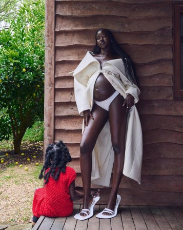 Adut Akech révèle dans une séance photo familiale qu'elle s'est mariée et attend une fille avec Samuel Elkhier Vogue Australie (novembre 2024) femme noire enceinte Eve un enfant pour Noël