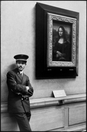 Alecio de Andrade gardien de musée tourner le dos à la Joconde
