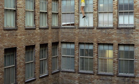 Alex Prager quitter le bureau sortir par la fenêtre avec une corde