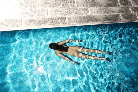 Alexander Straulino le corps dans la piscine