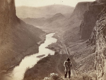 Alfred A. Hart (1816–1908), Indian viewing railroad from top of Palisades. 435 miles from Sacramento train indiens colonisation les vacanciers arriveraient bientôt pour prendre le bon air de la montagne
