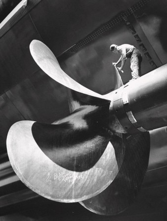 Alfred Eisenstaedt. Man inspecting newly built 34-ton propellers for an ocean liner, New York, 1951. hélice bateau à moteur