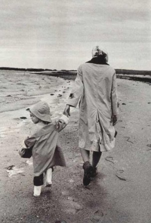 Alfred Eisenstaedt. et la mer efface sur le sable les pas des parents désunis