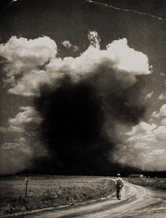 Alfred Eisenstaedt - Man walking down dirt road as sky fills with dark coulds, 1943 et puis j'avais mis toutes mes données dans le cloud