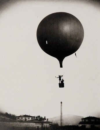 Alinari. Florence Ascension de Monsieur Julhes en ballon , 1905 bonne année