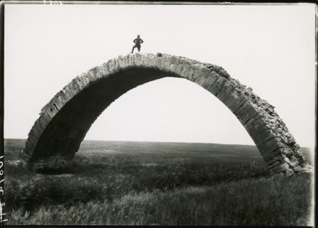 An ancient Roman bridge spans the Wadi al Murr in Mosul Iraq 1920.Photograph by M. V. Oppenheim National Geographic pont l'arche