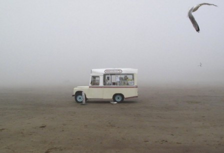 An ice cream van stands on a foggy beach in Whitby, Saturday July 7th 2012. Photograph Reuters plage le camion de glaces dans la brume
