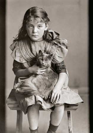 Andrea Garbald (1877–1958). Portrait, no date fille et chat