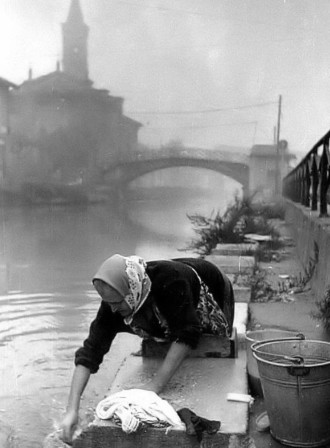 Angelo Bellavia. Milano, Italy lavandière lessive l'eau propre des fleuves