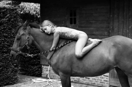 Anna Ajtner la fille et le cheval comme avant dans mes rêves d'enfant