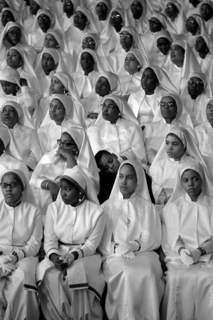 Art Shay Elijah Muhammed's Grandchild Sleeping With Nuns, 1961 un jeune garçon noir parmi des religieuses l'étranger au paradis