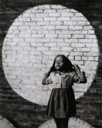 Arthur Tress - Girl in Painted Spotlight, New York City, 1968 journée des droits de la femme le quart d'heure de visibilité célébrité