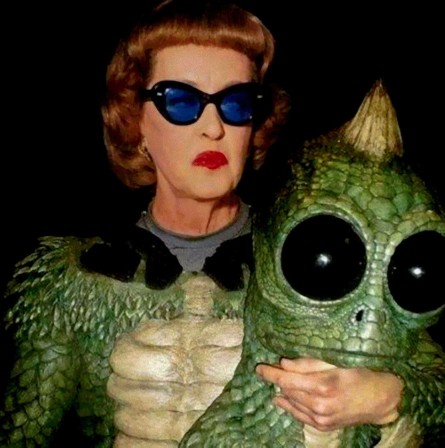 Bette Davis en costume d'alien profession de la mère