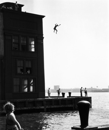 Boy Jumping Into Hudson River, Photo by Ruth Orkin, 1948 le désespoir des enfants face à la montée des prix des carburants