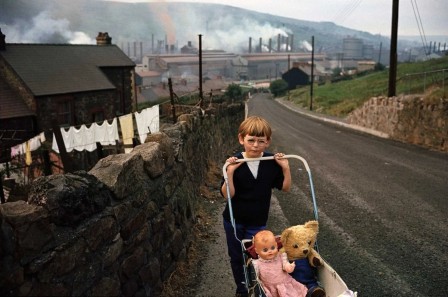 Bruce Davidson, Pays de Galles, 1965 petit garçon à la poussette l'image du père