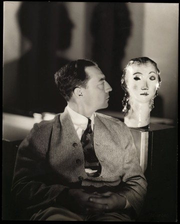 Buster Keaton et une statue de tête de femme se dévisagent