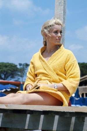 Catherine Deneuve demain je vous montre la cuisse droite