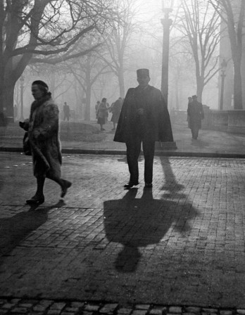Champs Elysees, Paris, Photo by Todd Webb, 1950 police gardien de la paix dans la brume