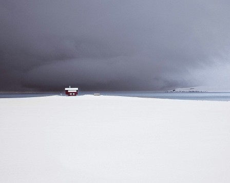 un chalet entre la neige, la mer et le ciel