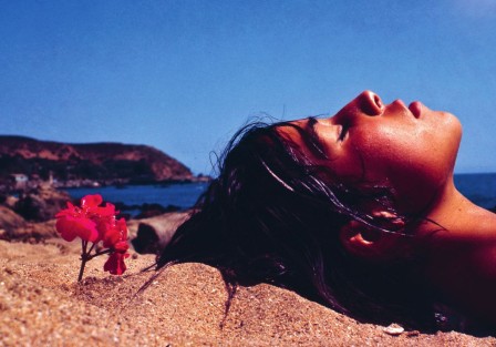 Claudio Bertoni. Portrait of Cecilia Vicuña in Concón, Chile, circa 1967 plage fleur de sable la tête en vacances