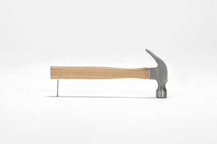 Daniel Eatock British b. 1975 Hammer Nail clou à marteau de la procrastination chez le marteau demain j'enfoncerai le clou demain