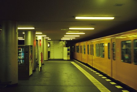 baigné dans une lumière jaune, un métro berlinois entre dans une station