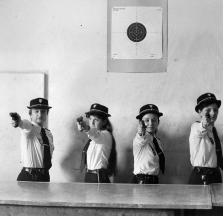 Des policières auxiliaires de la Préfecture de Police de Paris s'entraînent au tir lors d'une séance de tir à la cible, vers 1965. (Photo Keystone) bavure police celle qui ne regarde pas la cible