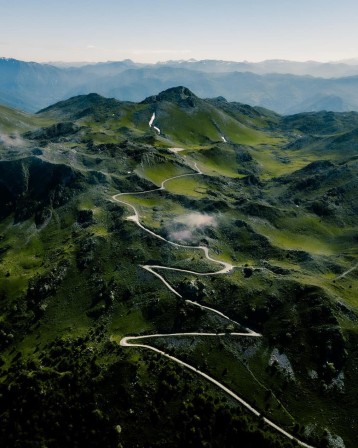 Diego Santos lacets sinueux de l'Alto de l'Angliru, une route de montagne abrupte située dans la chaîne des monts Cantabriques au sein de la principauté des Asturies, dans le nord de l'Espagne y'a une route